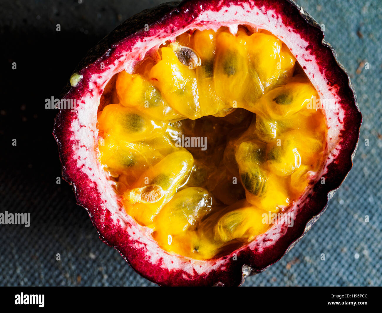 Erhöhten Blick auf Passionsfrucht halbieren Stockfoto