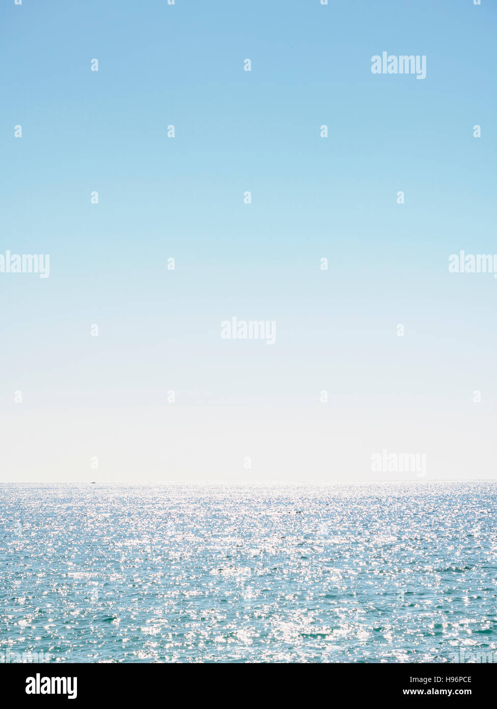 Klarer Himmel über dem Ozean Stockfoto