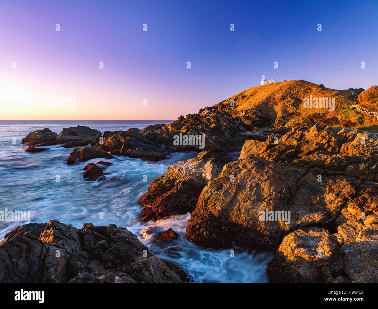 Australien, New South Wales, Port Macquarie Lighthouse auf felsigen Mantel bei Sonnenaufgang Stockfoto