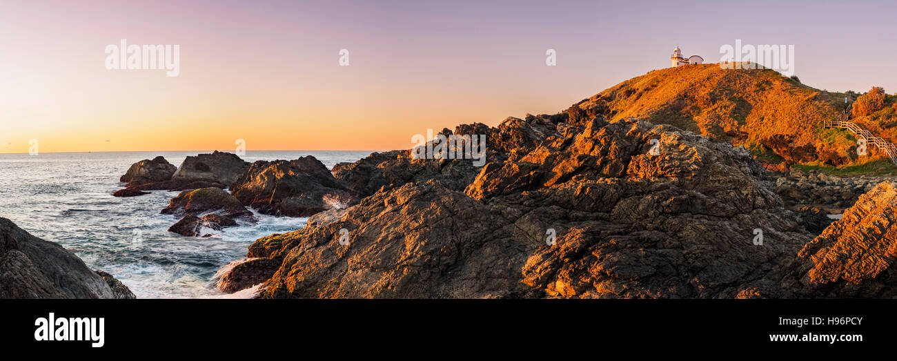 Australien, New South Wales, Port Macquarie Lighthouse auf felsigen Mantel bei Sonnenaufgang Stockfoto