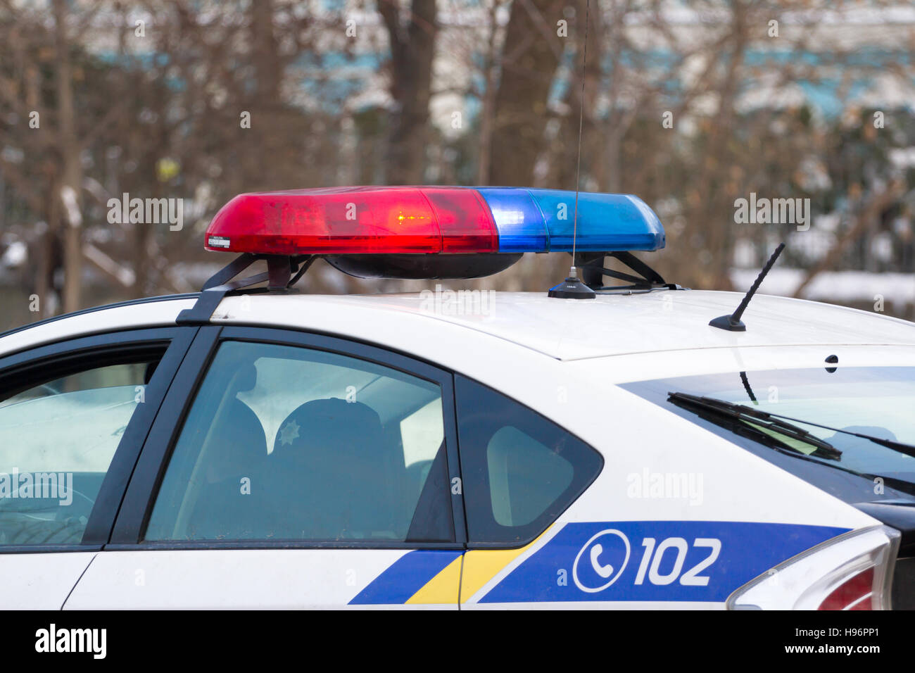 Ukrainische Polizei Auto stehend Hof, Oberteil mit Lichtern Stockfoto