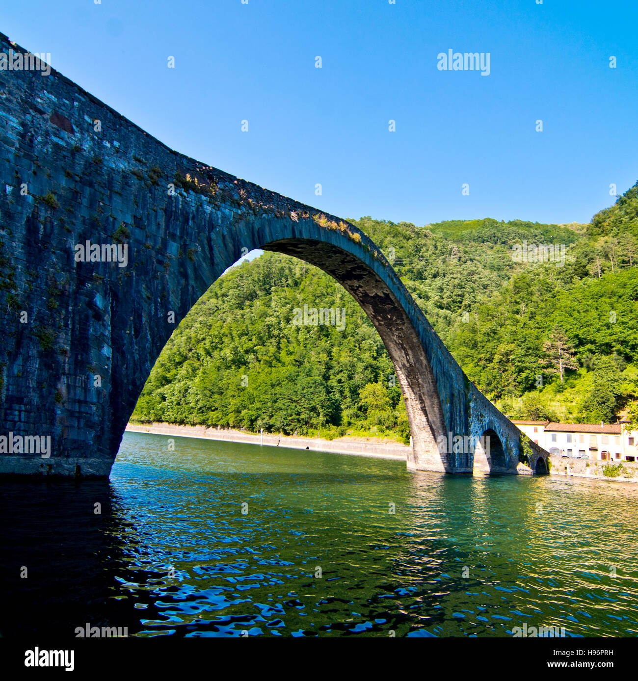 die berühmte Brücke mit vier Bögen in verschiedenen Größen, mit einem fünften Bogen für die Eisenbahn, befindet sich in der Toskana, Italien Stockfoto