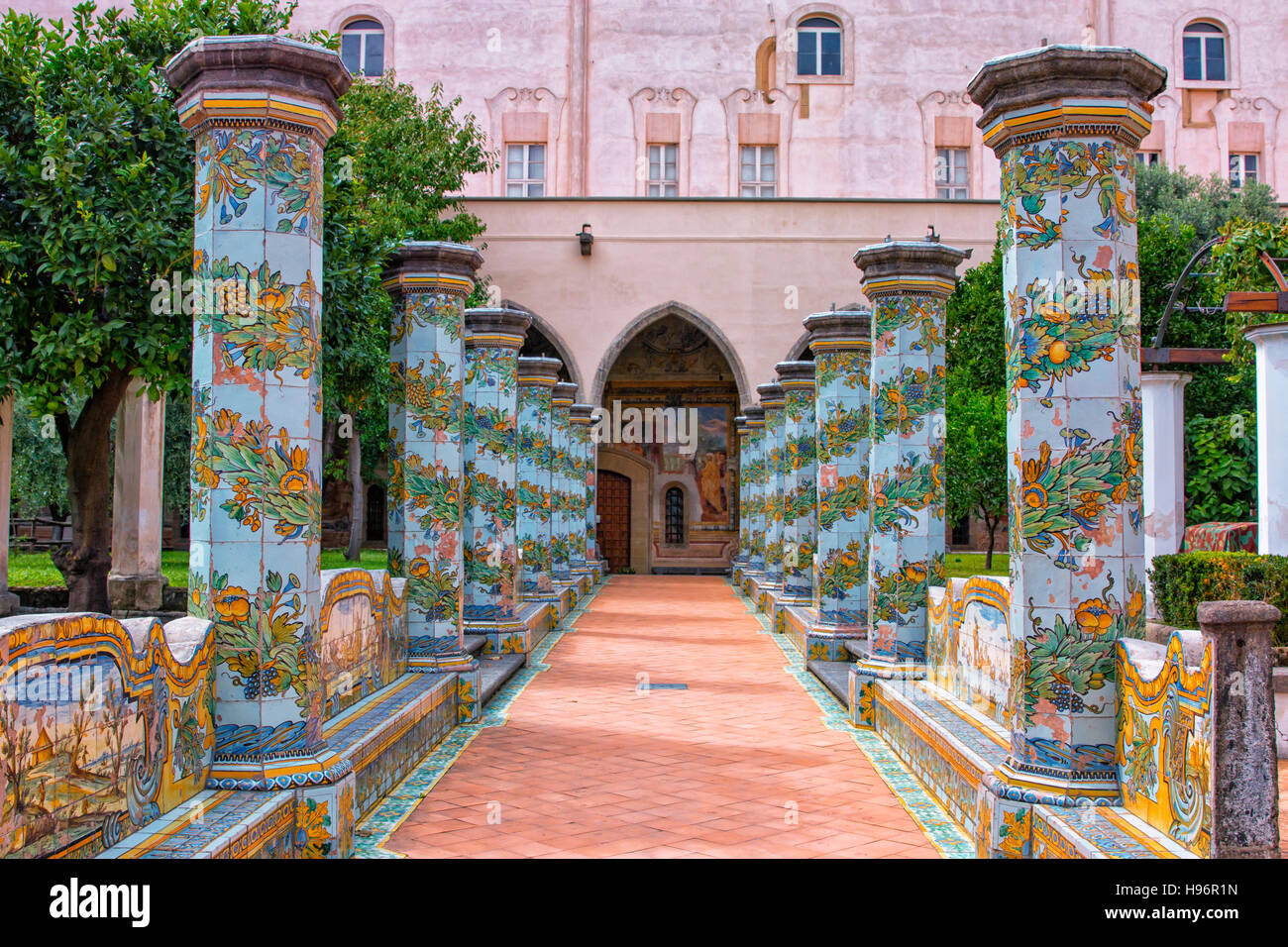 Der Kreuzgang des Clarisses in der Kirche Santa Chiara, Neapel, Italien Stockfoto