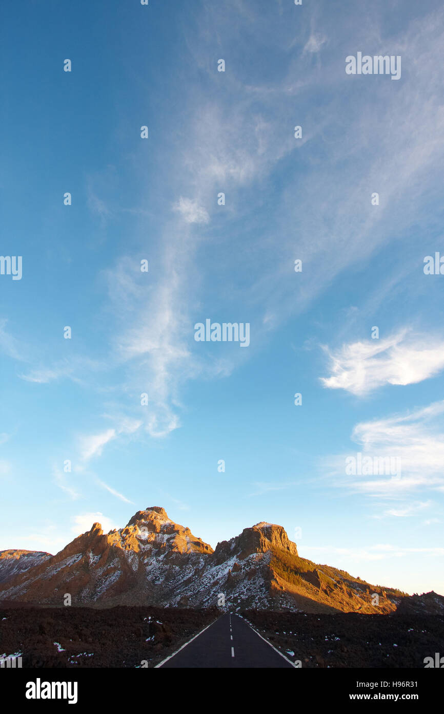 Straße TF36 Richtung Montana de Chasna bei Dämmerung, Parque Nacional del Teide, Teneriffa, Spanien Stockfoto