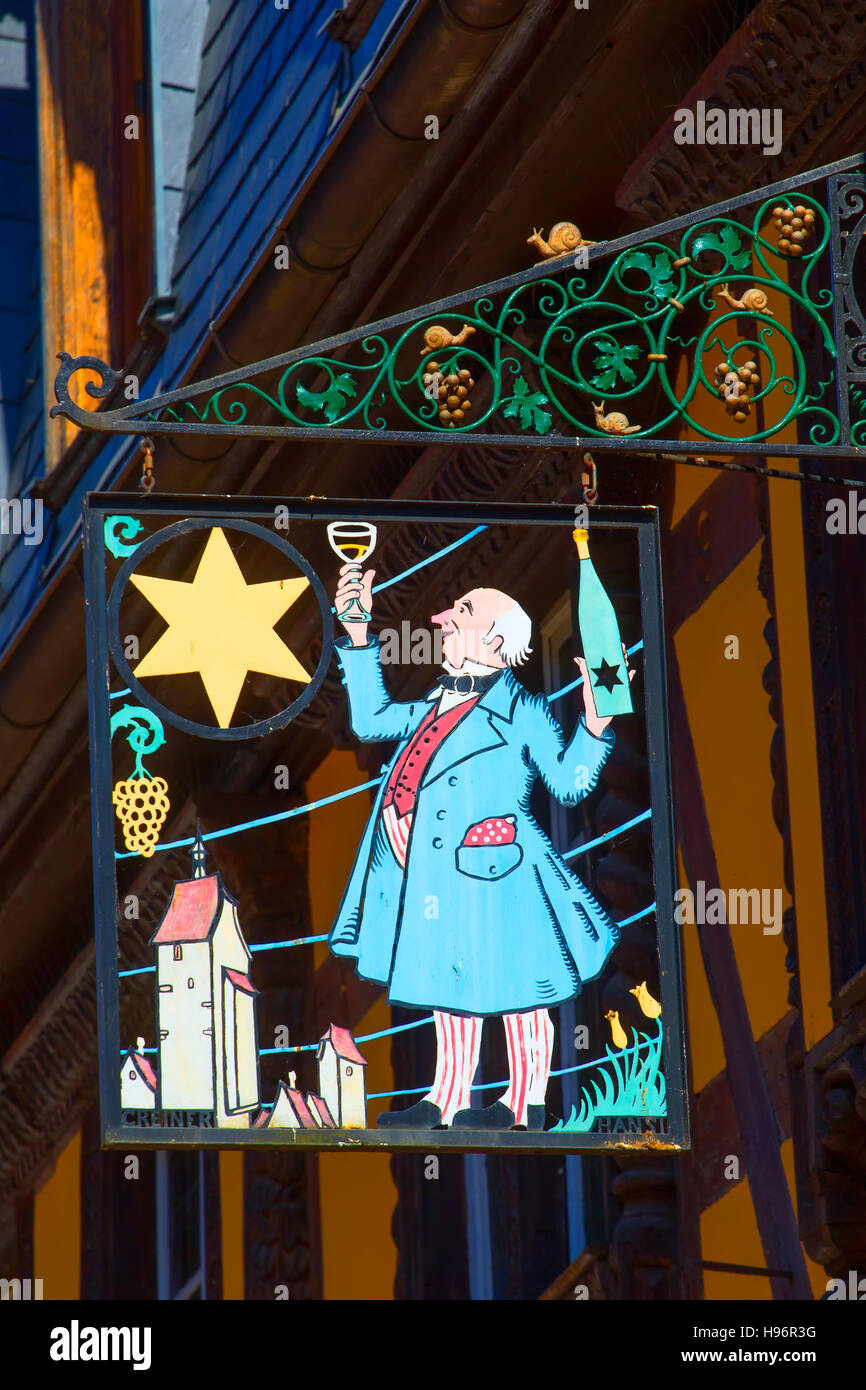 Hängende Shop Zeichen in das Dorf von Riquewihr im Elsass/Frankreich Stockfoto