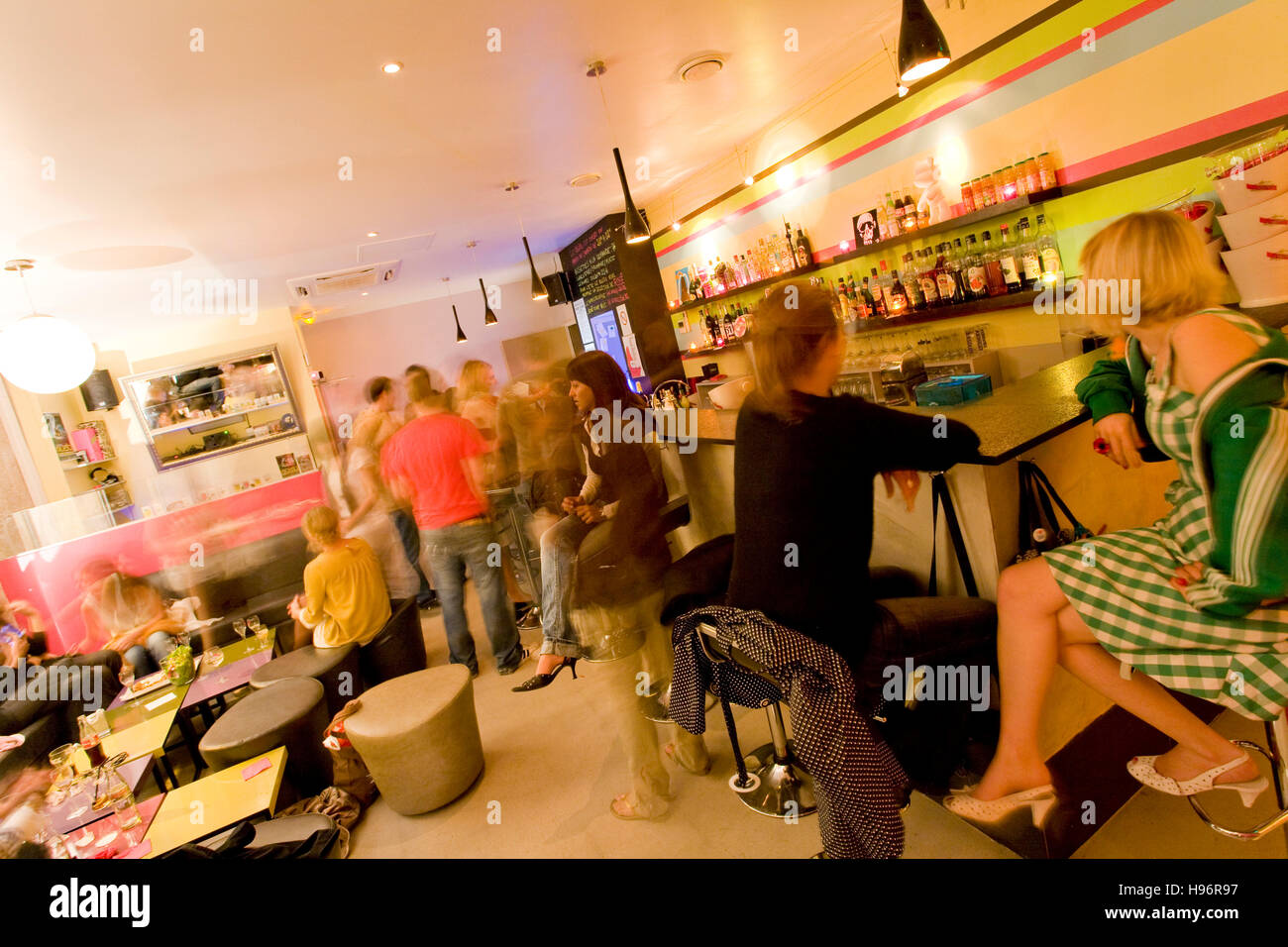 Menschen in der Bliss Bar, Lounge, Szene, Nachtleben, Nizza, Côte d ' Azur, Provence, Frankreich Stockfoto