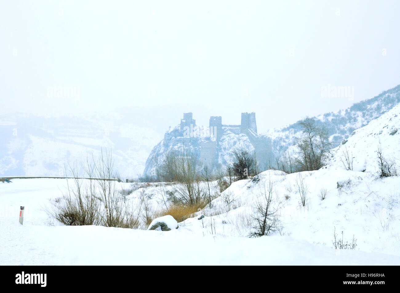 Festung Golubac in Serbien am Donauufer. Winter neblig Ansicht Stockfoto