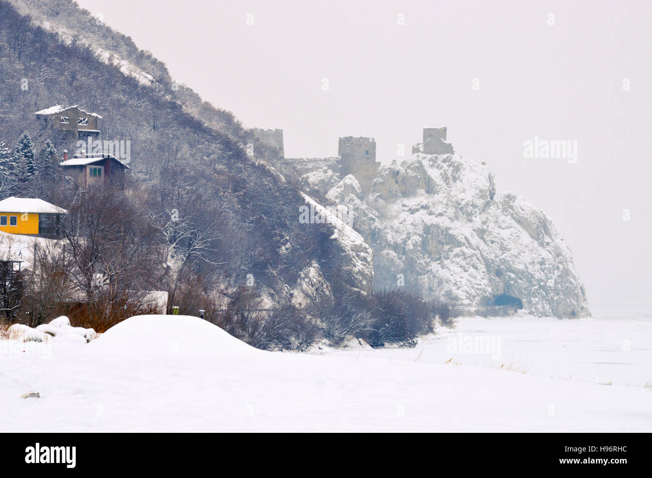 Festung Golubac in Serbien am Donauufer. Winter neblig Ansicht Stockfoto