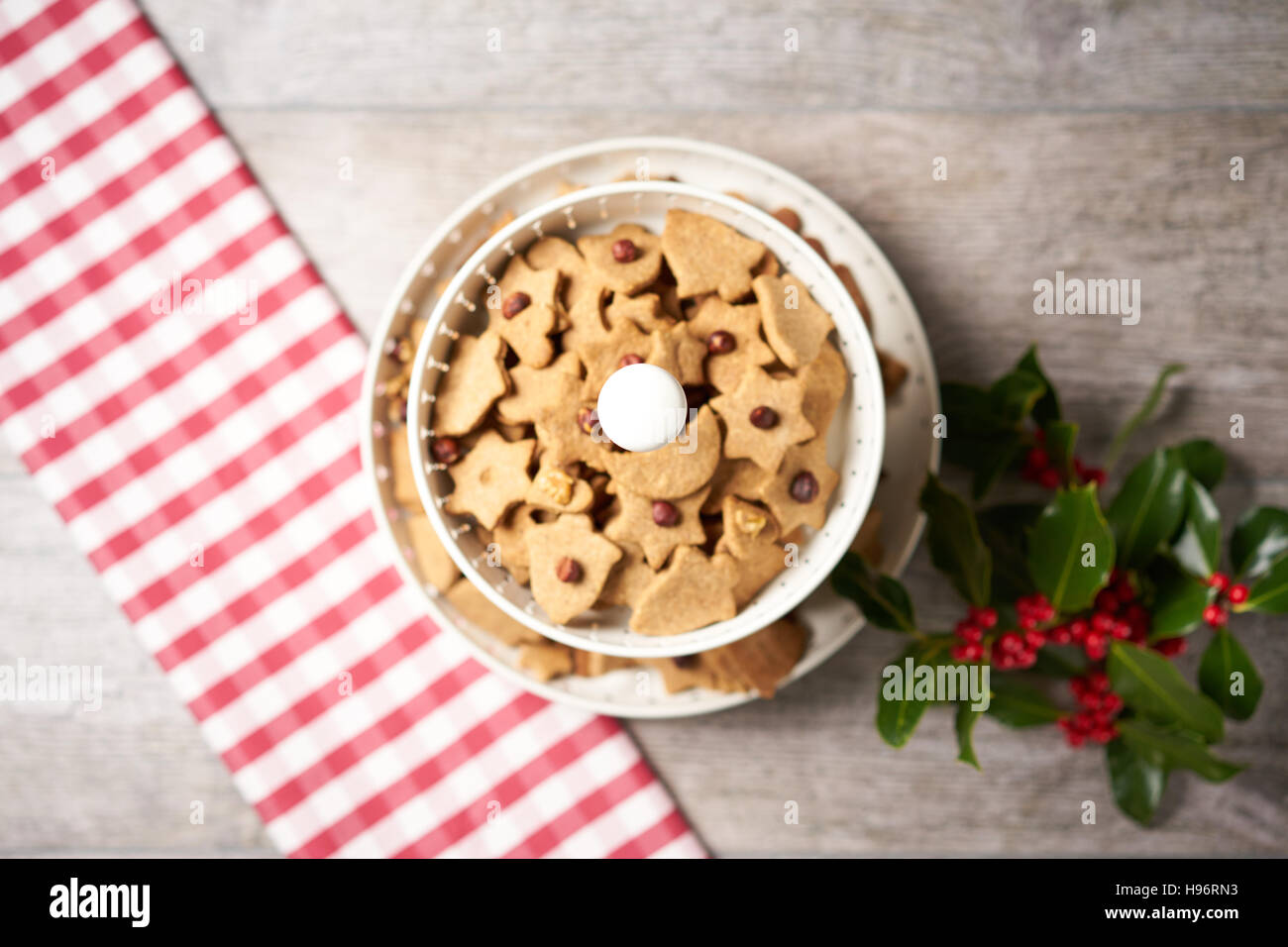 Cookie-Ständer mit Weihnachtsdekoration von oben aus Focus Effekt Stockfoto
