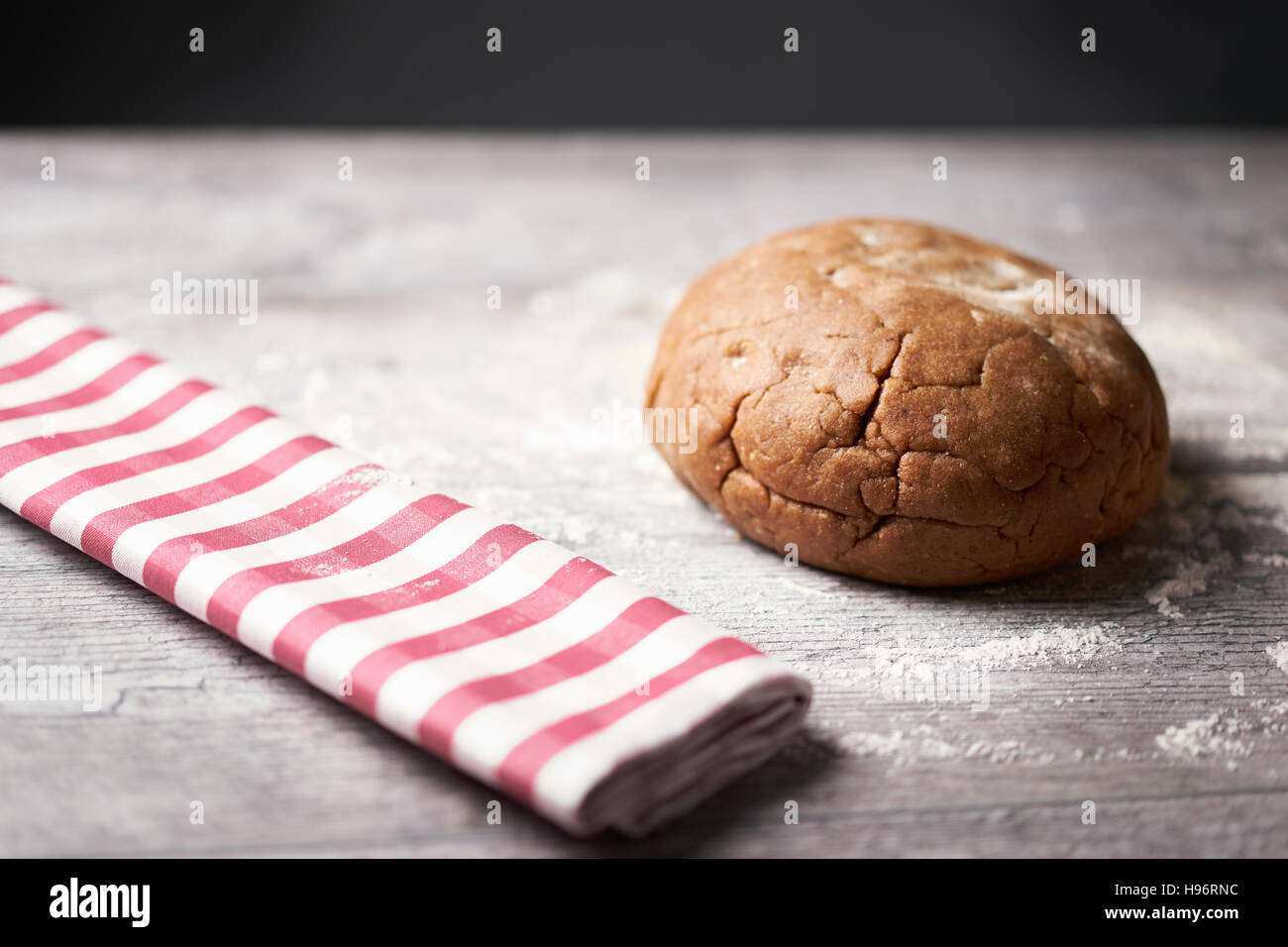 Cookie-Teig mit Geschirrtuch Stockfoto
