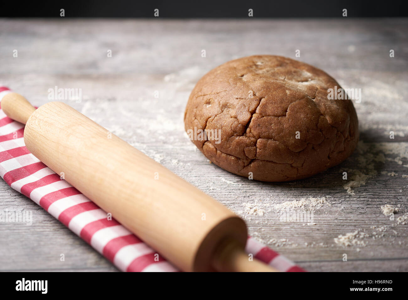 Cookie-Teig mit Geschirrtuch und Nudel Holz Stockfoto