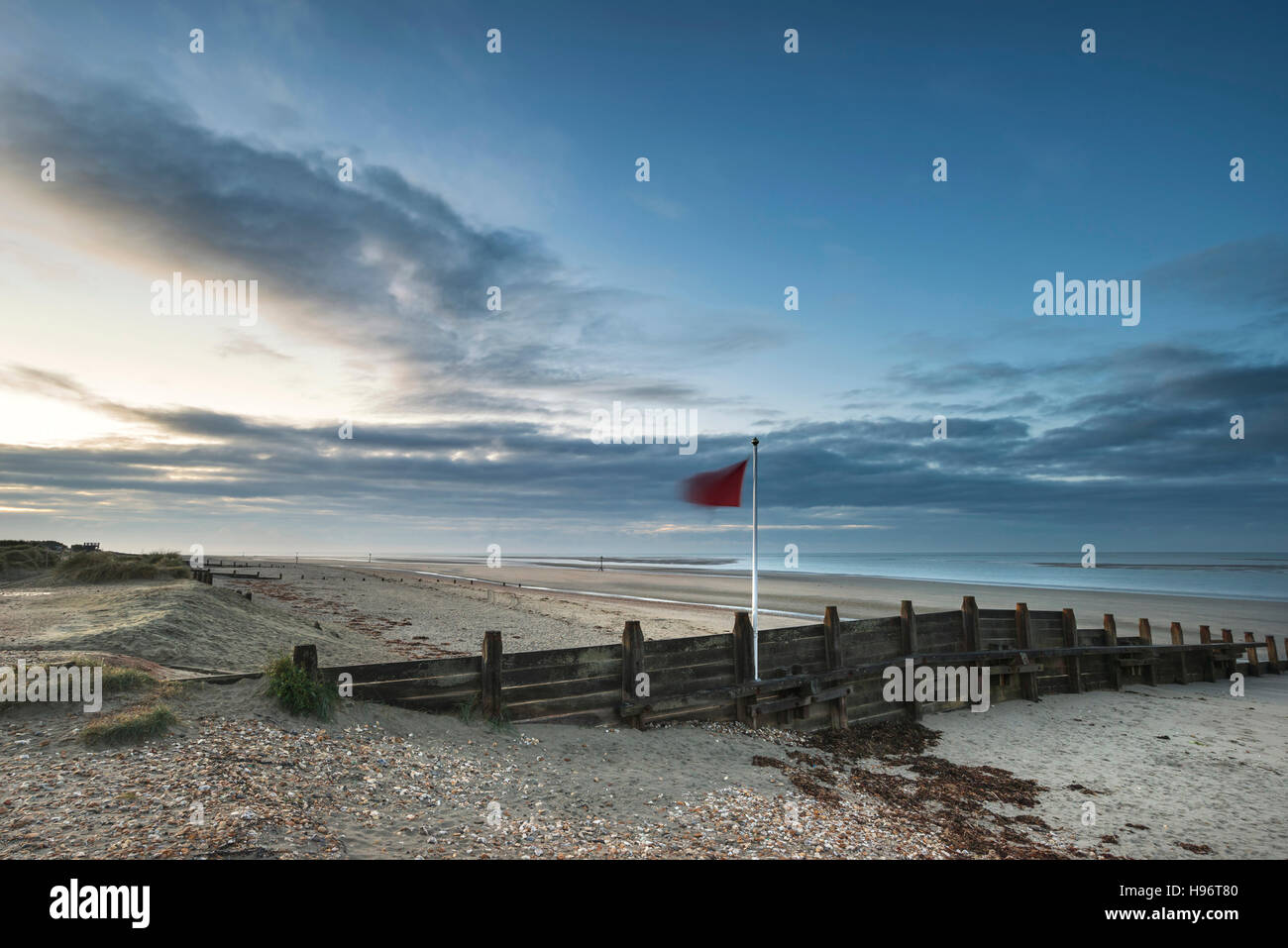 Schöner Strand Küstenlandschaft Bild bei Sonnenaufgang mit bunten, lebendigen Himmel Stockfoto