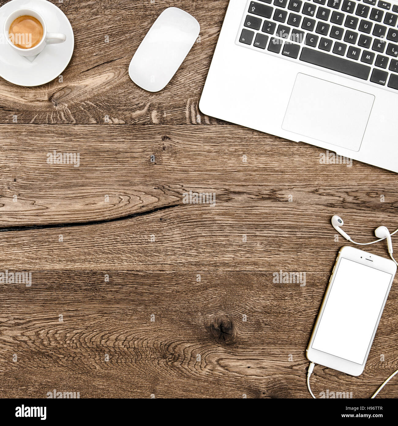 Flach zu legen. Schreibtisch mit Laptop, Kaffee, Telefon. Arbeitsplatz Instagram-Stil Stockfoto