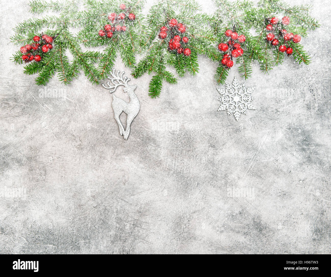 Weihnachts-Dekorationen und Ornamente. Ferien-Hintergrund mit Schneeeffekt Stockfoto