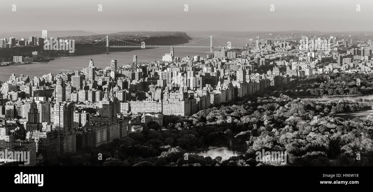 Black und White Panorama erhöhten Blick auf Central Park, Upper West Side mit der George-Washington-Brücke. New York CIty Stockfoto