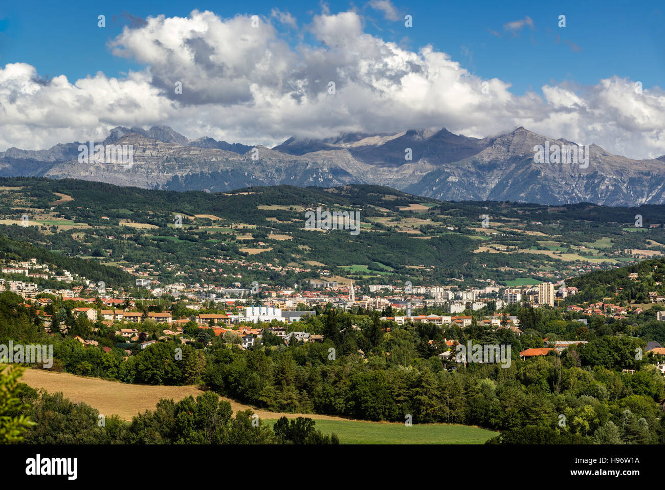 Die Stadt der Lücke in den Hautes-Alpes mit den umliegenden Bergen und Gipfeln im Sommer. Südlichen französischen Alpen, Frankreich Stockfoto