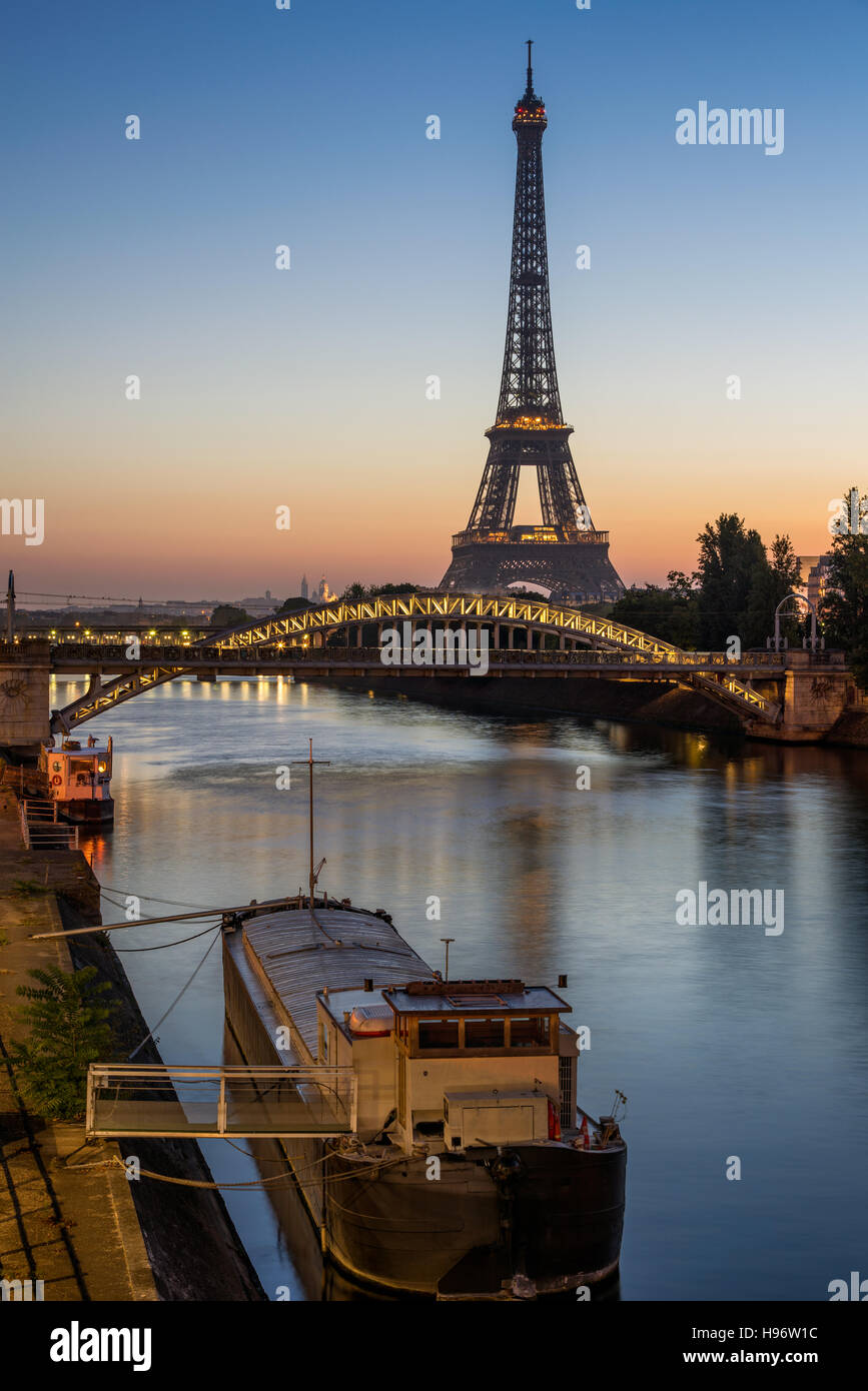 Sonnenaufgang auf dem Eiffelturm, dem Seineufer und Pont Rouelle Brücke. Paris, Frankreich Stockfoto