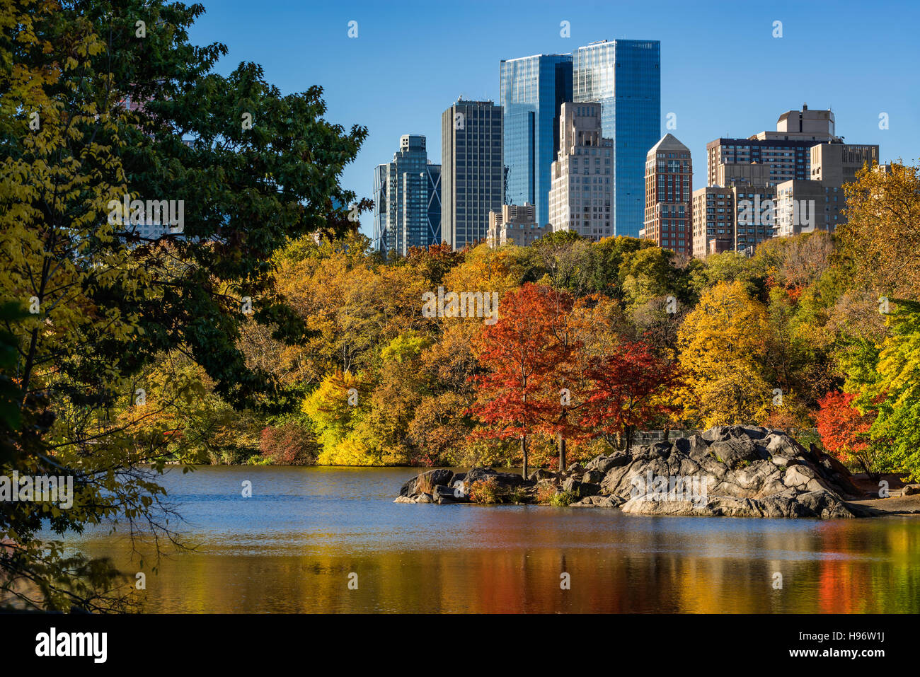 Fallen Sie im Central Park am See. Stadtbild Sonnenaufgang mit bunten Herbstlaub auf der Upper West Side. New York City Stockfoto