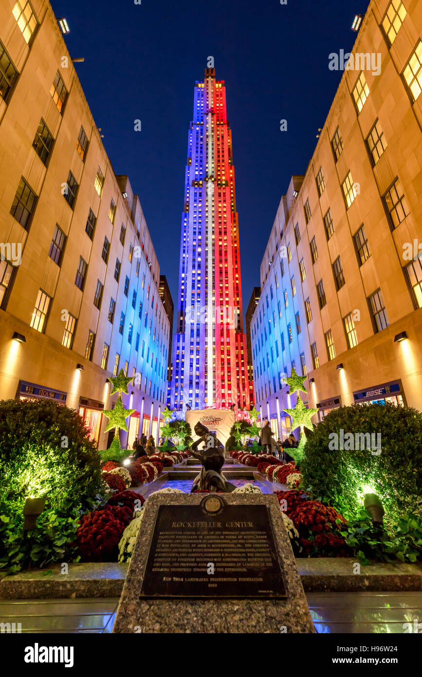 Rockefeller Center in der Dämmerung in weiß, rot und blau beleuchtet. Midtown Manhattan, New York City Stockfoto