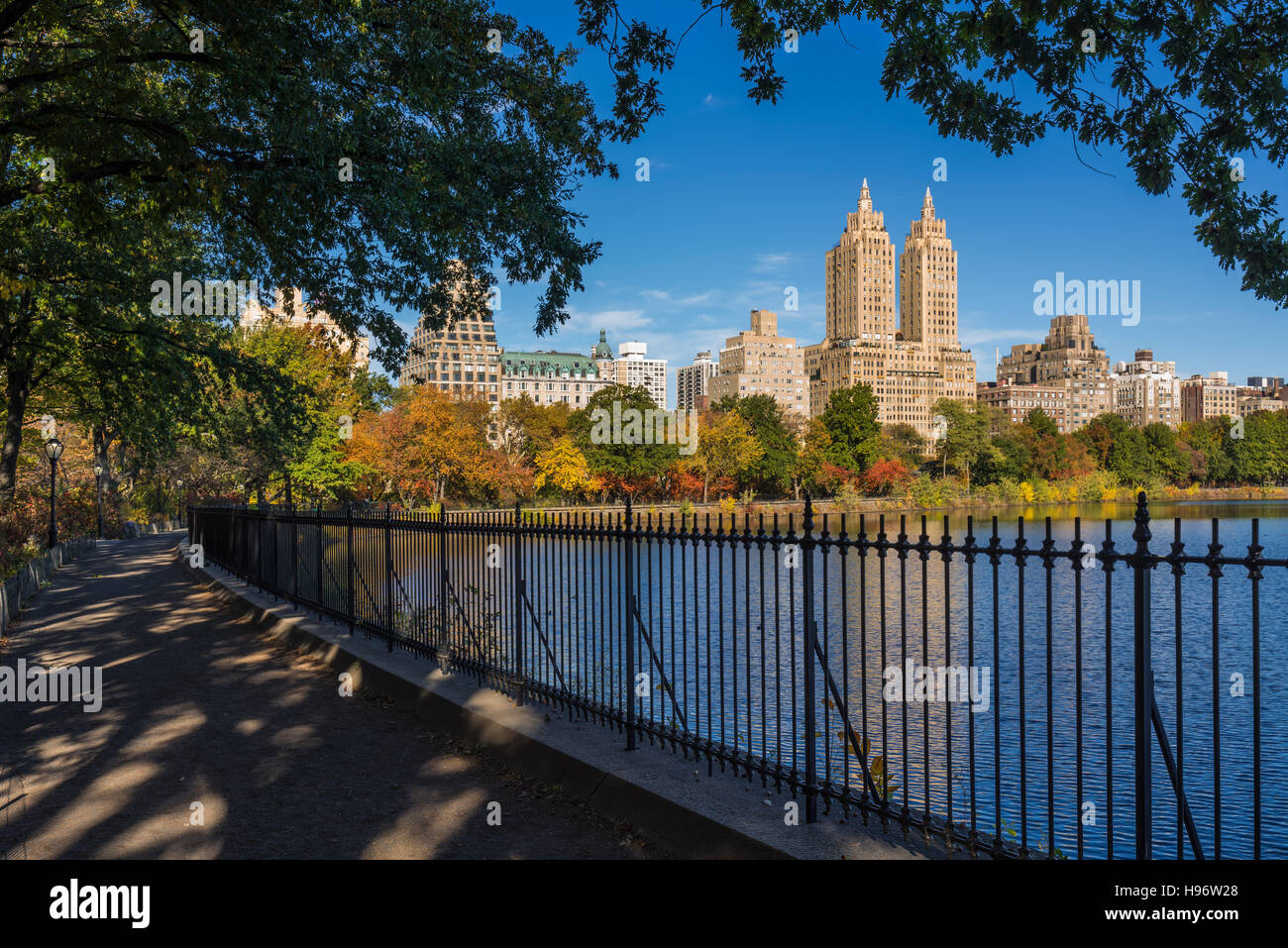 Upper West Side mit bunten Herbstlaub über Jacqueline Kennedy Onassis Reservoir. Central Park West. New York City Stockfoto