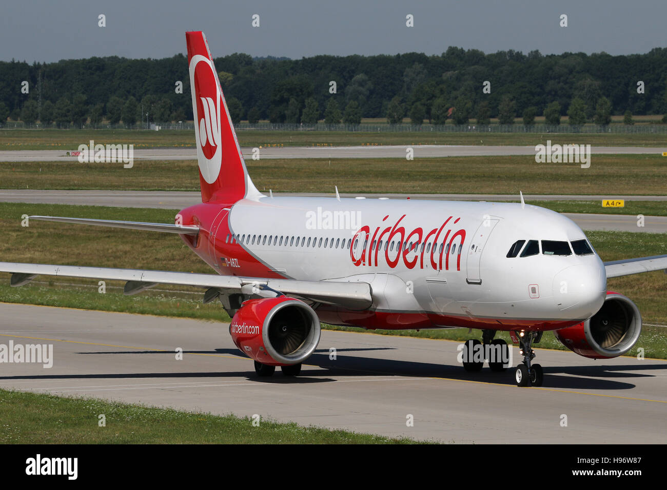München - 8. August 2016: Airberlin Airbus A320 am Flughafen München Stockfoto