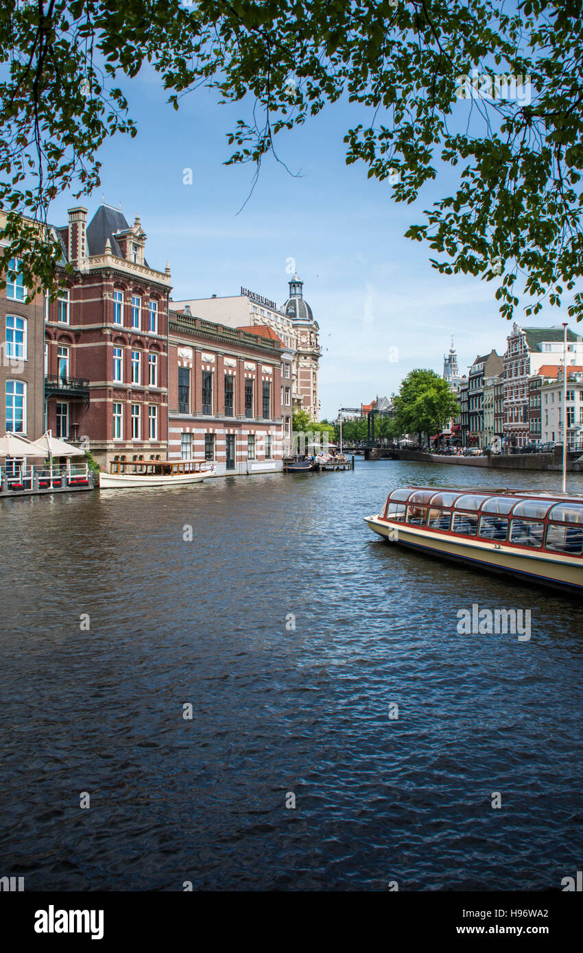 Auf der Suche nach unten einen großen Kanal in Amsterdam. Porträt-Drehung-Szene an einem sonnigen Tag Stockfoto