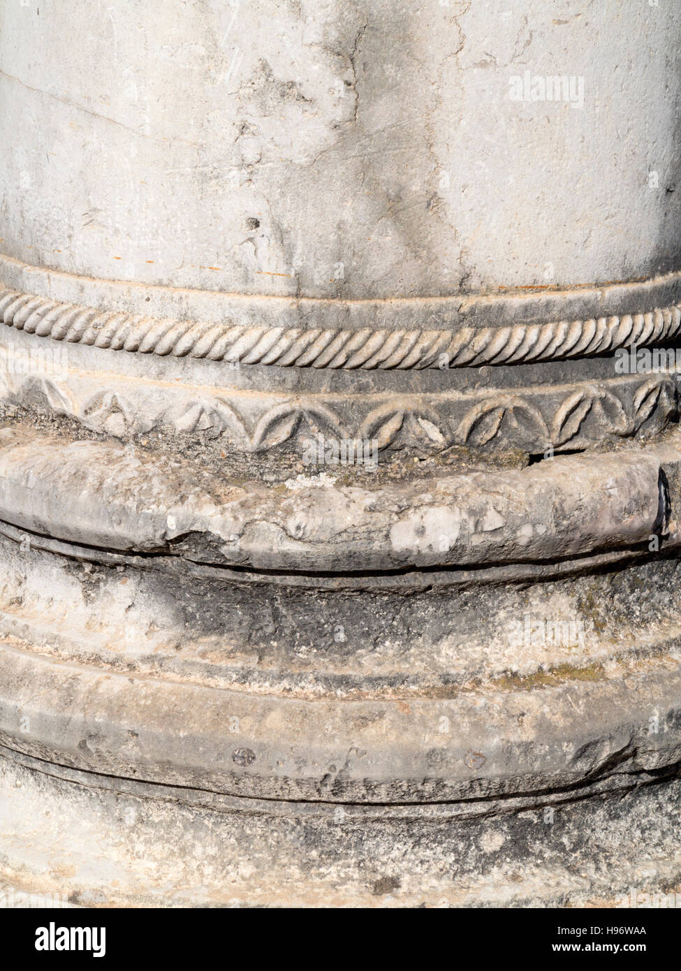 Spalte in der antiken Stadt Volubilis im Bereich Zerhoun-Massivs von Marokko gefallen Stockfoto