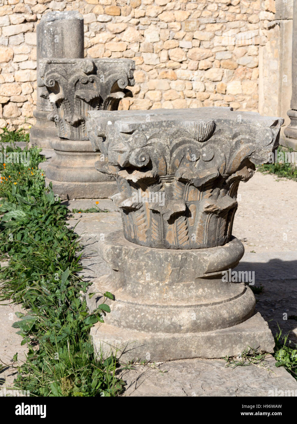 Gefallen Spalte Kapitalien in der antiken Stadt Volubilis im Bereich Zerhoun-Massivs von Marokko Stockfoto