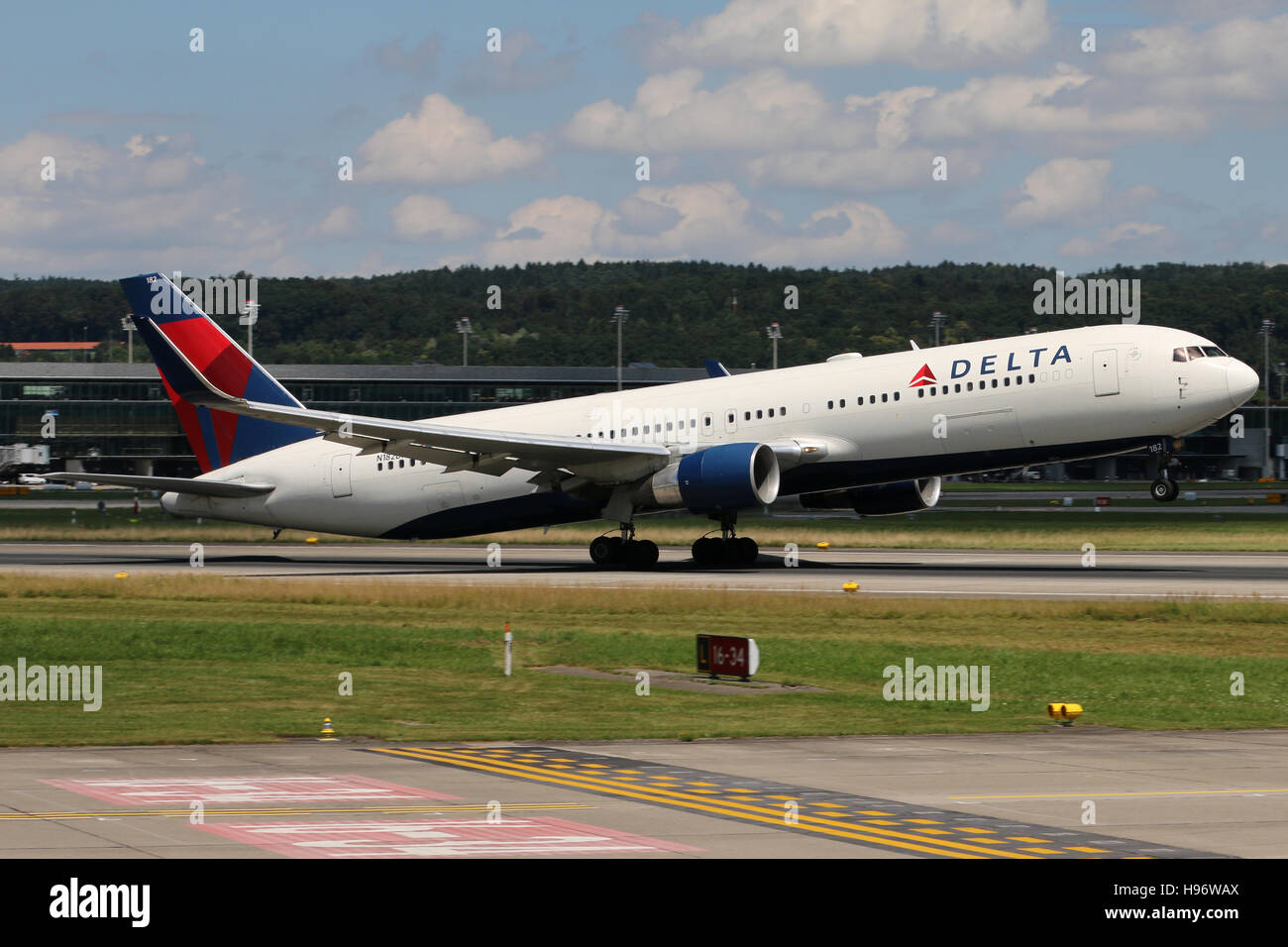 Zürich, Schweiz - 29. Juli 2016: Delta Airlines Boeing 767 auf dem  Flughafen Zürich nimmt ab Stockfotografie - Alamy