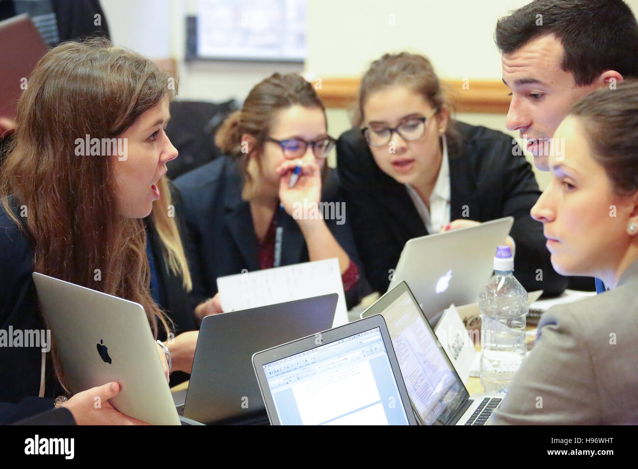 Studenten, die Teilnahme an Sitzungen bei OxIMUN 2016. Aus einer Reihe von Fotos, die auf der Oxford International Model United Nations Konferenz (OxIMUN 201 Stockfoto