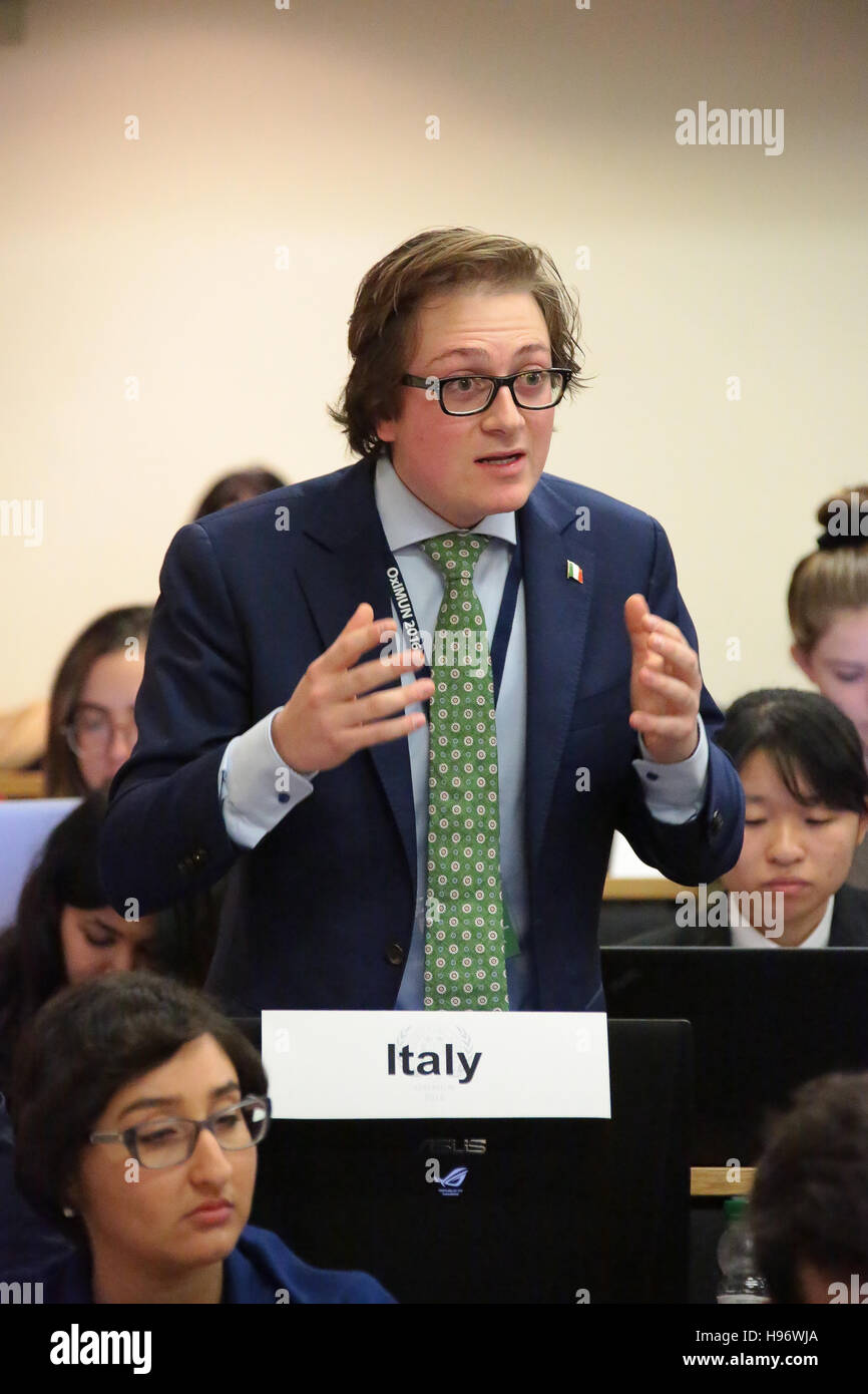 Ein Student, der Teilnahme an einer Debatte im OxIMUN 2016. Aus einer Reihe von Fotos, die auf der Oxford International Model United Nations Konferenz (OxIMUN 20 Stockfoto