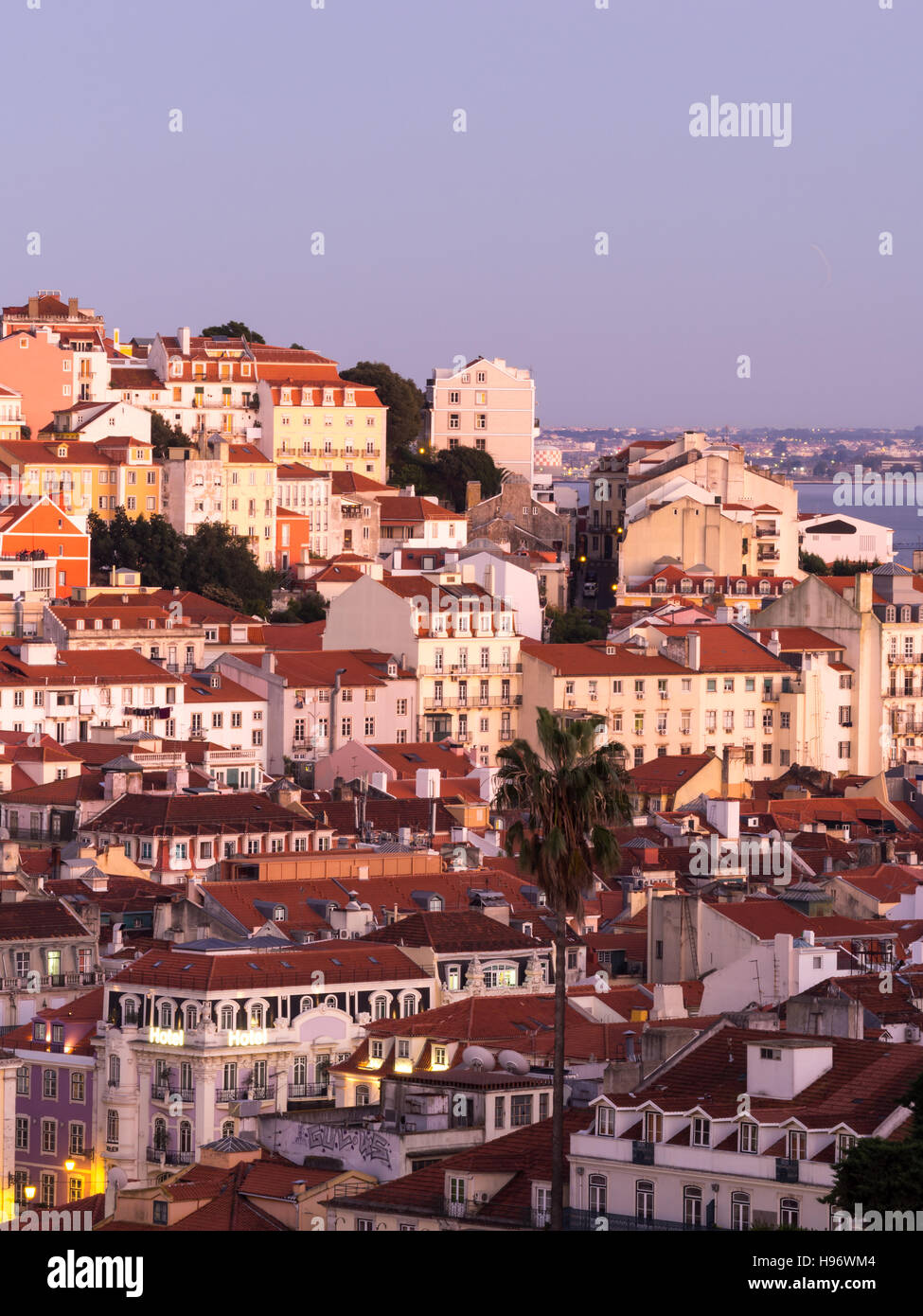 Stadtbild von Lissabon, Portugal, gesehen vom Miradouro Sao Pedro de Alcantara bei Sonnenuntergang. Stockfoto