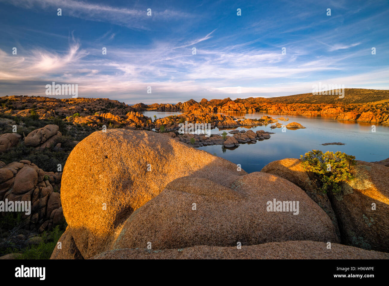 Warmen Abendlicht über Watson Lake in Prescott, Arizona Stockfoto
