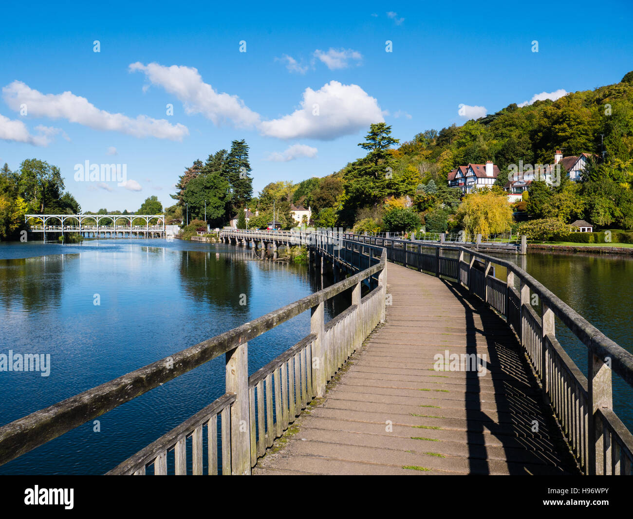 Marsh Lock, Wier, River Thames, Henley-on-Thames, Oxfordshire, England, Großbritannien, GB. Stockfoto