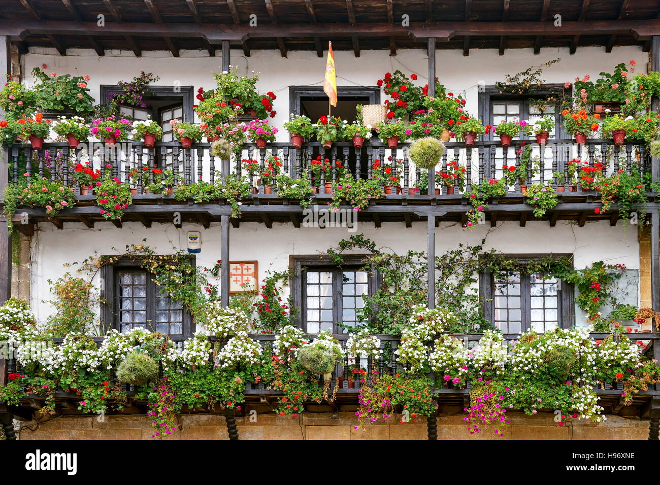 Fensterdekoration Blume, blumengeschmückten Balkon bei Santillana del Mar, Kantabrien, Spanien Stockfoto