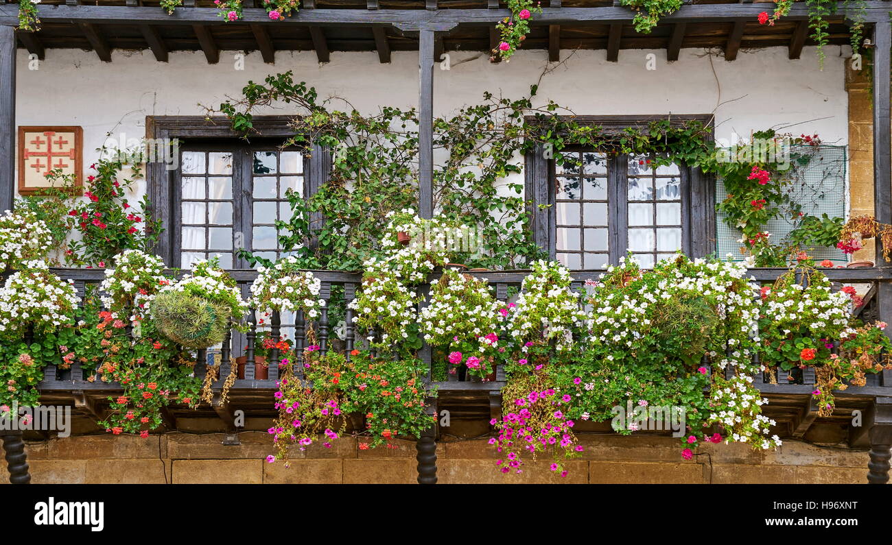 Fensterdekoration Blume, blumengeschmückten Balkon bei Santillana del Mar, Kantabrien, Spanien Stockfoto