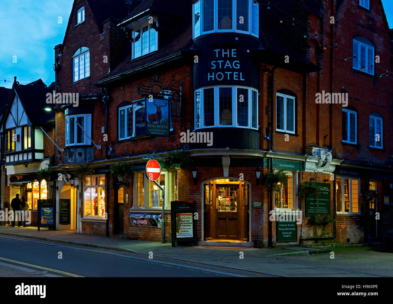 Das Hotel Hirsch in der Abenddämmerung, Lyndhurst, Hampshire, England UK Stockfoto