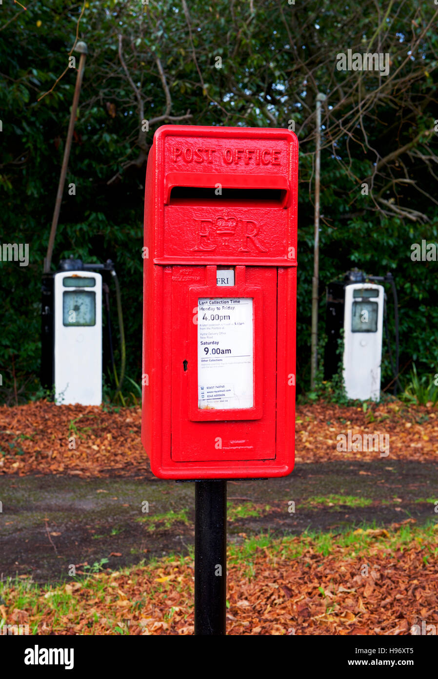 Briefkasten und Gas Pumpen von verlassenen Tankstelle Exbury, New Forest, Hampshire, England UK, Stockfoto