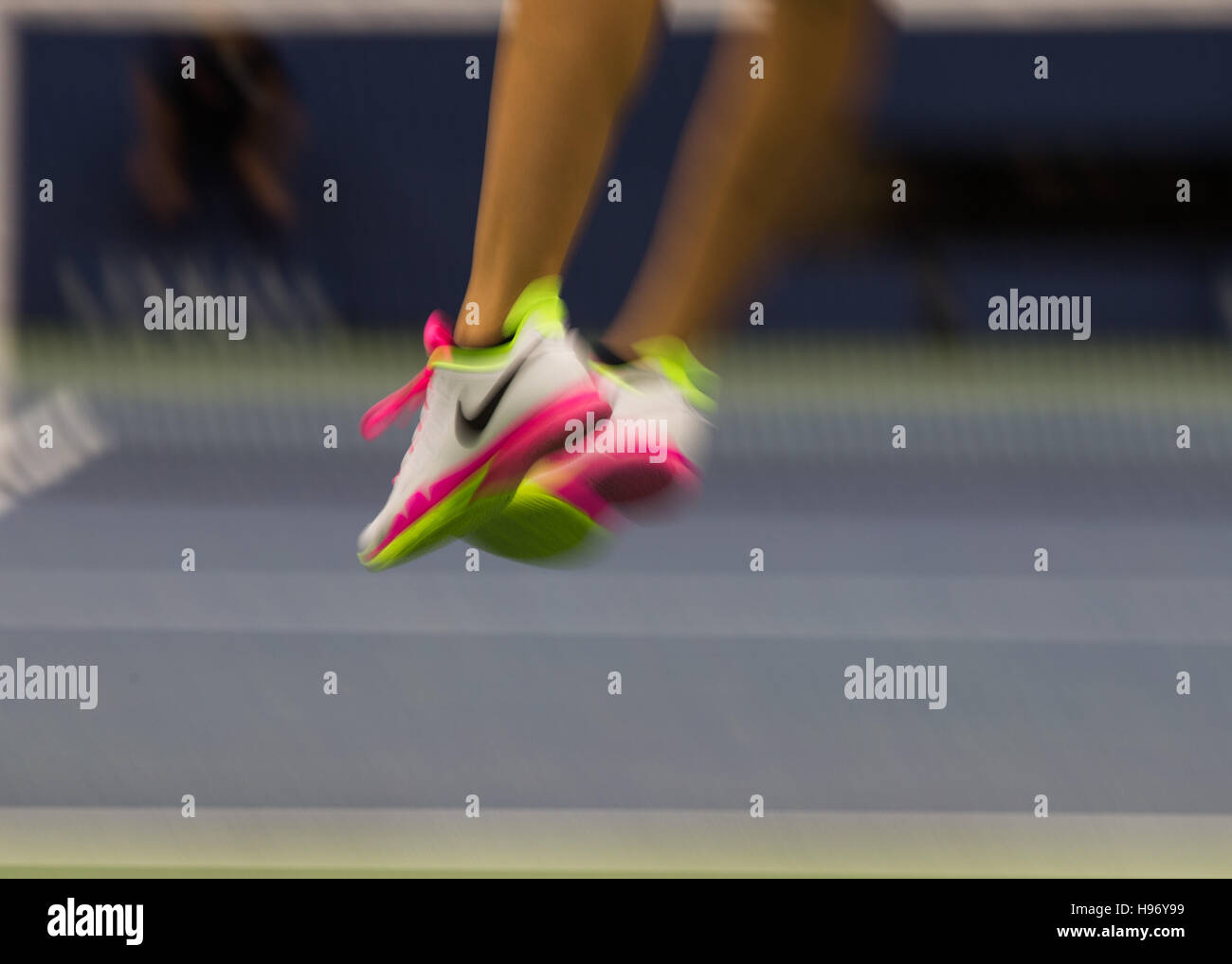 verschwommene Füße der Tennisspieler bei den Open 2016 Stockfoto