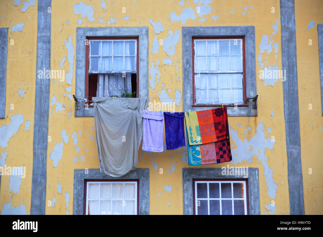 Wäsche aufhängen in der historischen Ribeira Uferpromenade von Porto, Portugal NW, Südeuropa. Stockfoto