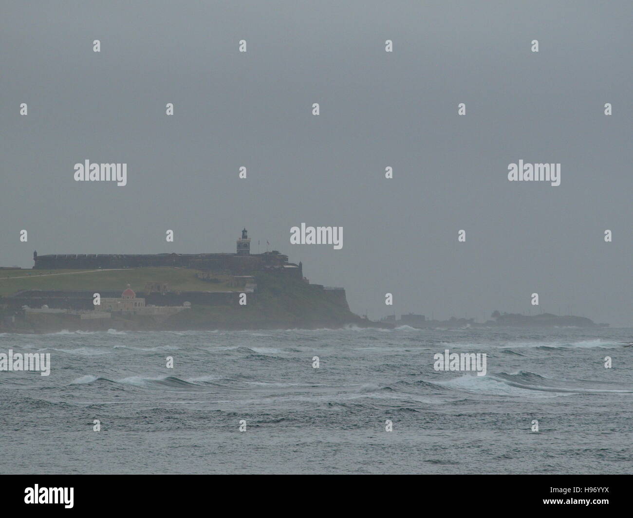 Spanisch Fort angesehen über offenes Wasser, das Wellen an einem regnerischen Abend hat Stockfoto