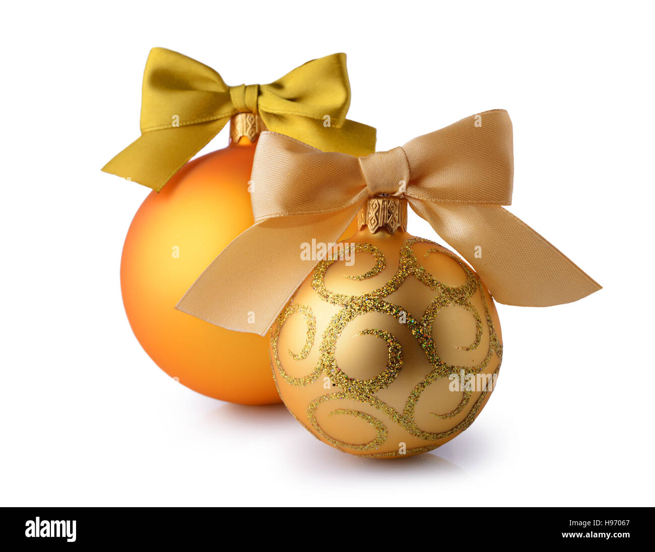 Goldene Weihnachtskugel mit Seide Band Bögen isoliert auf weißem Hintergrund Stockfoto