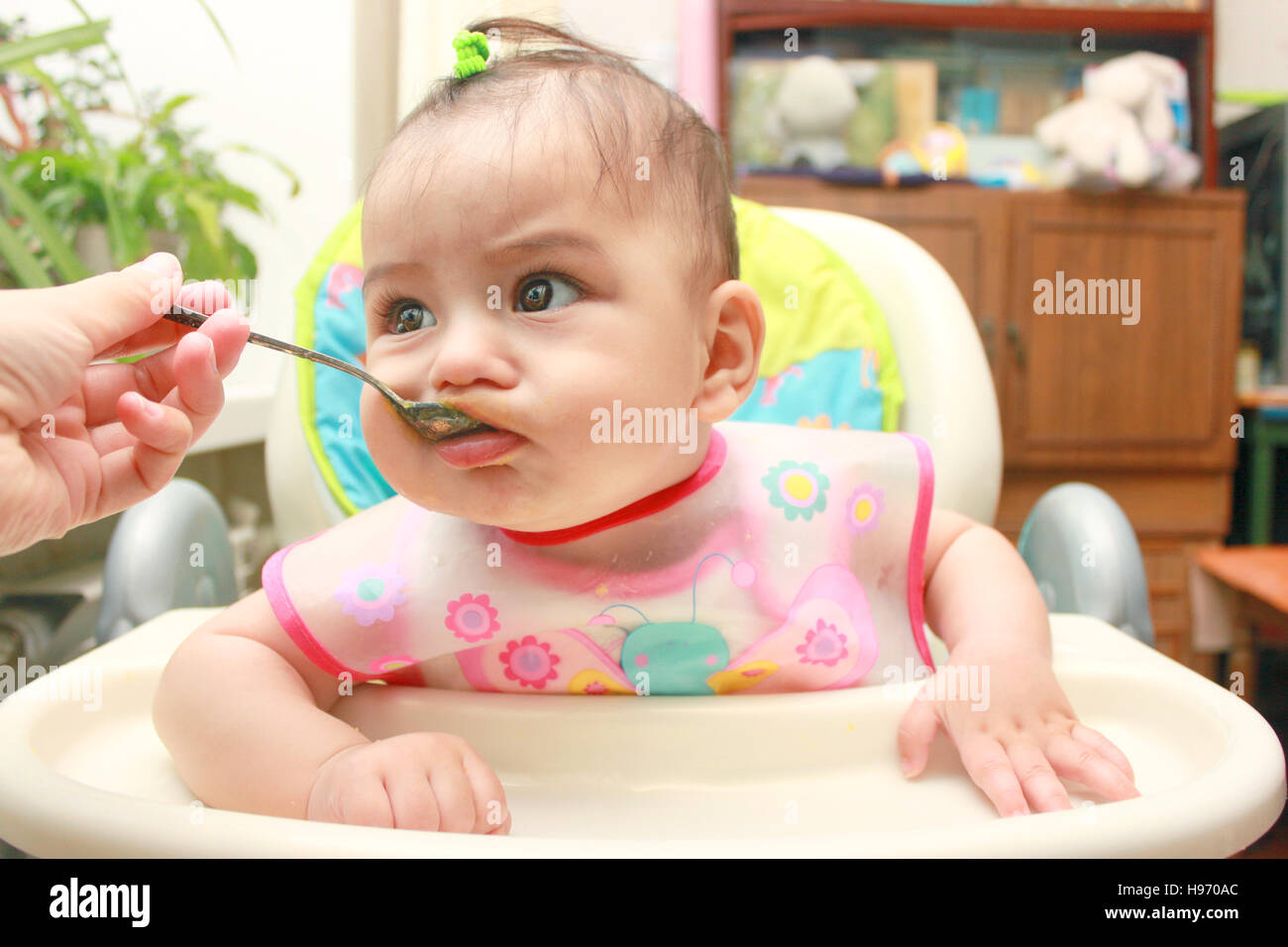 Baby Mädchen Fütterung Löffel Stockfoto
