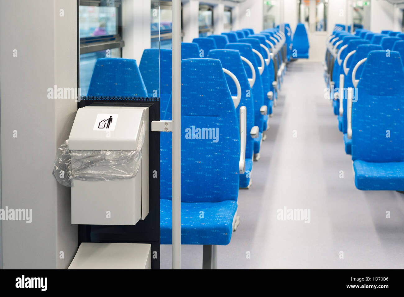 Müllcontainer in elektrische Eisenbahn in Moskau, Russland Stockfoto