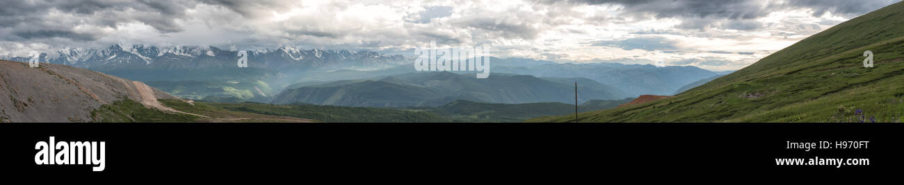 Die Gebirgskette zwischen der Mongolei und Russland. Altai-Gebirge, Sibirien. Große Panorama. Stockfoto