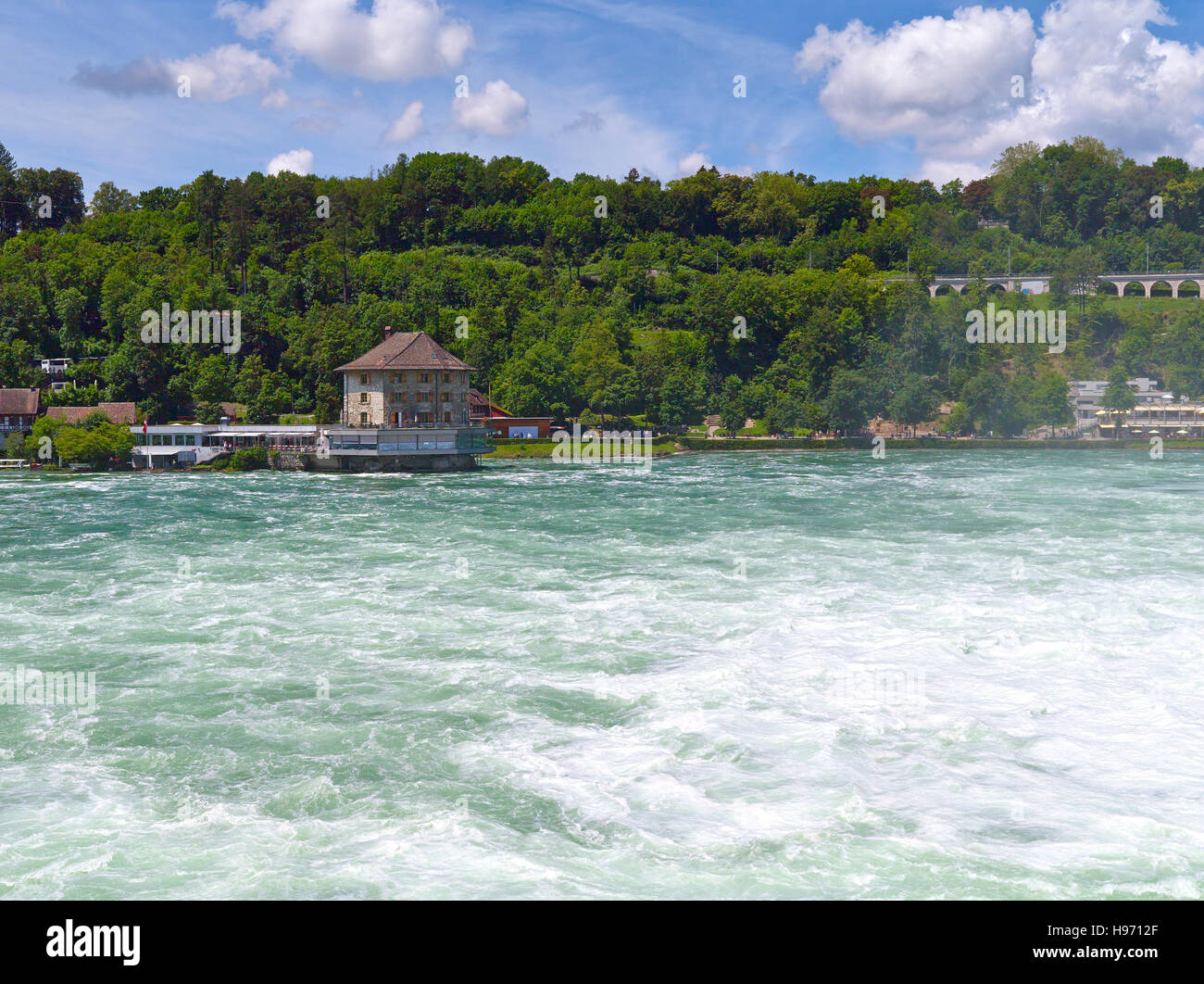 Wasserfall in der Schweiz, Schaffhausen - stürmische Wellen zu zügeln Stockfoto