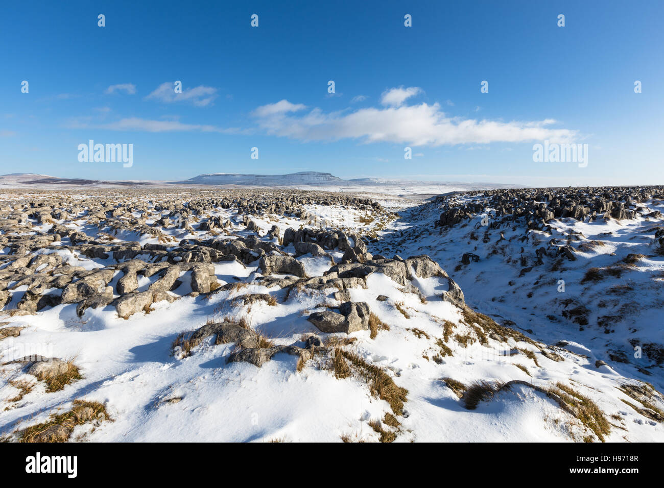 Blick nach unten die Yorkshire drei Zinnen Fußweg auf Sulber Nick gegenüber Pen-y-Gent, Yorkshire Dales, England, UK Stockfoto
