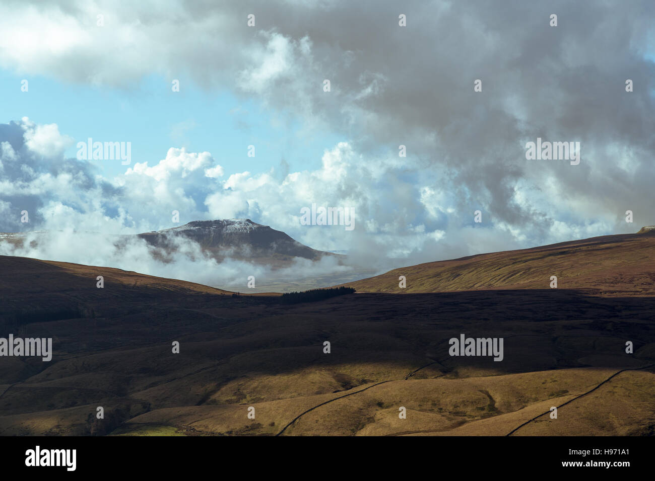 Blick über Blea Moor, Ingleborough, eines der Yorkshire Dales 3 Spitzen, England, UK Stockfoto