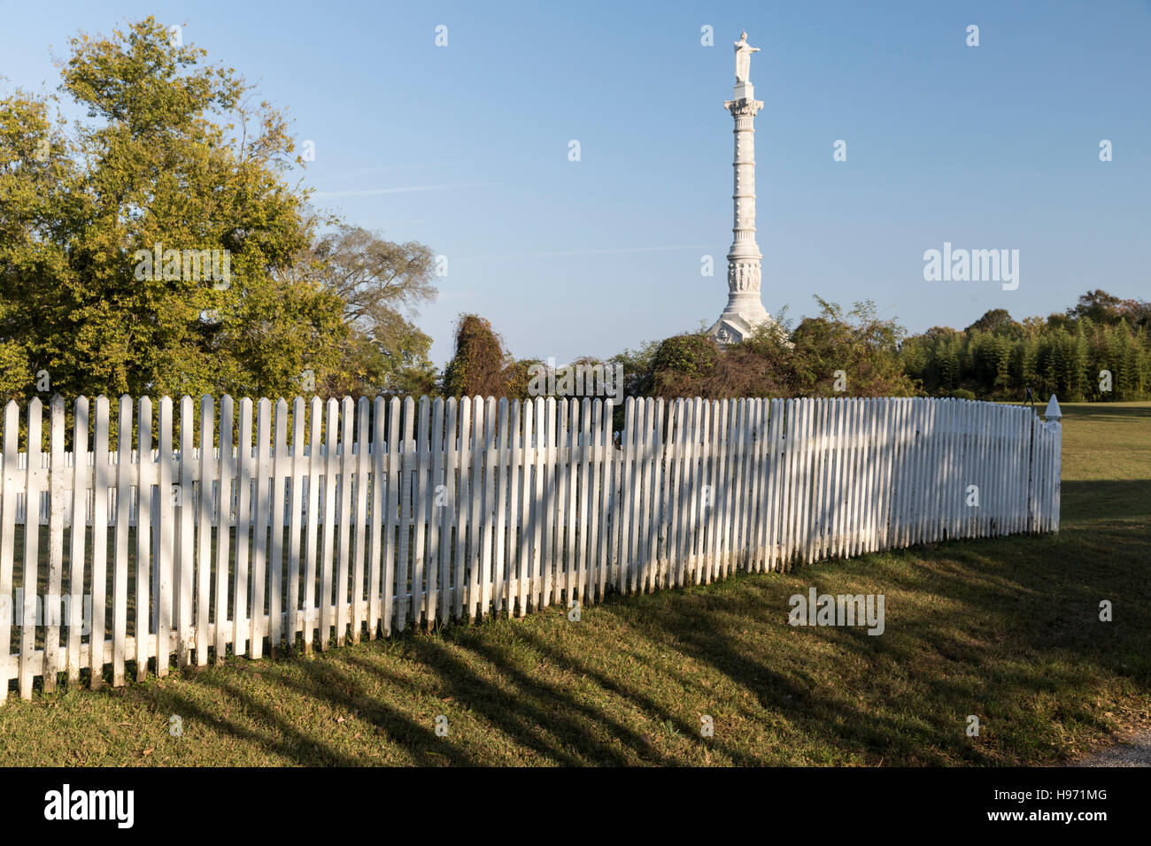 Lattenzaun und revolutionären Krieg Victory Monument, Colonial National Historic Park, Main St, Yorktown, Virginia Stockfoto