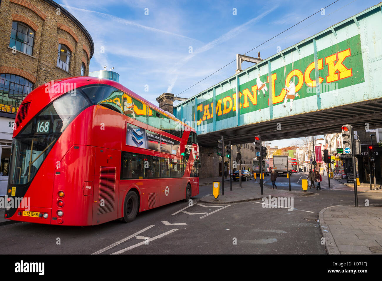 LONDON - 16. November 2016: A roten Doppeldecker Bus Pässe unter einer Bahnüberführung auf der beliebten Camden Lock Market. Stockfoto